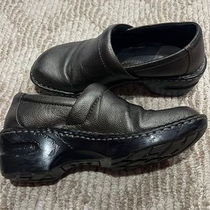 Dark grey leather. Super comfy. Black sole.